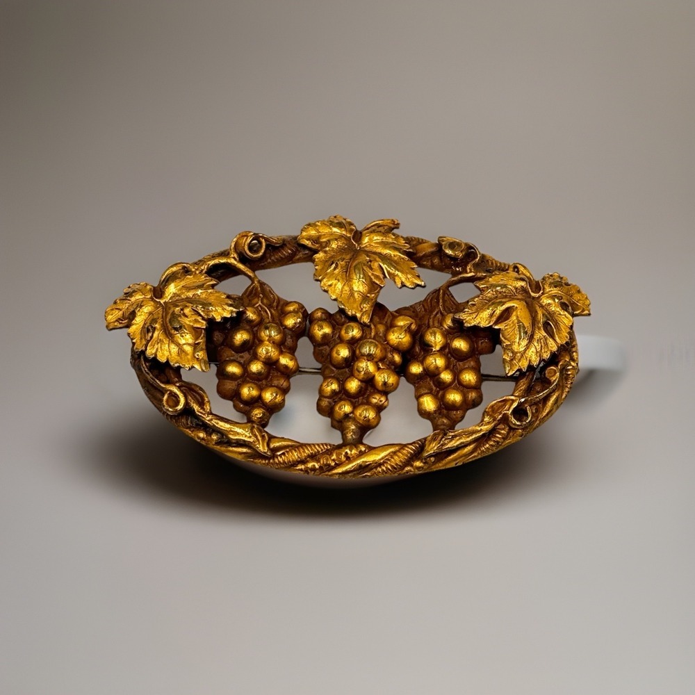 Mid Century Gold Tone Grape Cluster Brooch Pin Vineyard Leaf Vintage 40s-60s
